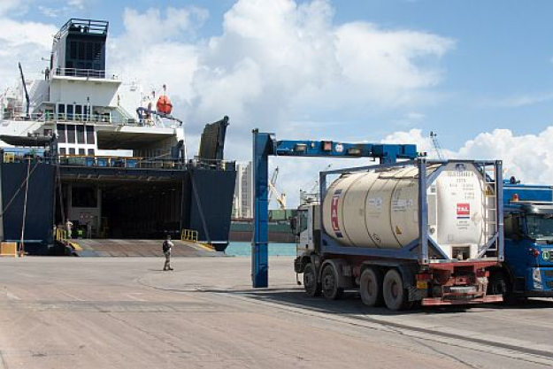 A loading operation to remove the remnants of Libya’s remaining chemical weapons stocks. Photo credit: Defence Command Denmark