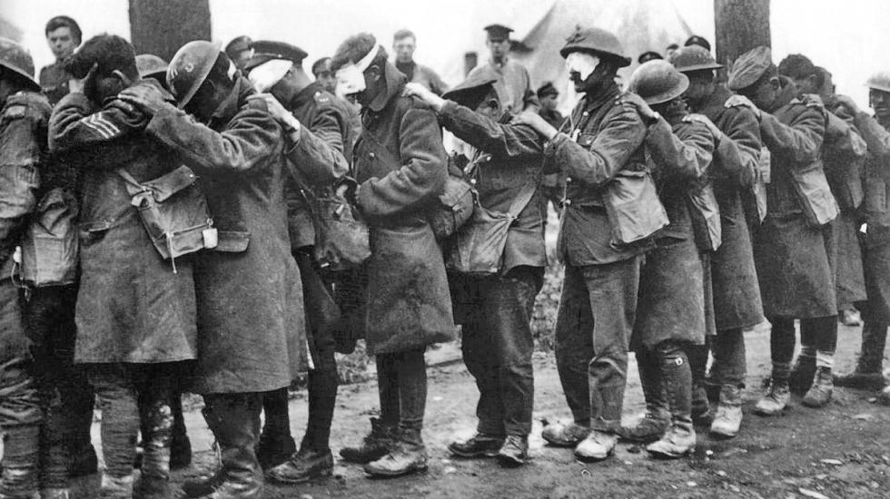 Soldados británicos cegados por la exposición a gas mostaza, 1918
